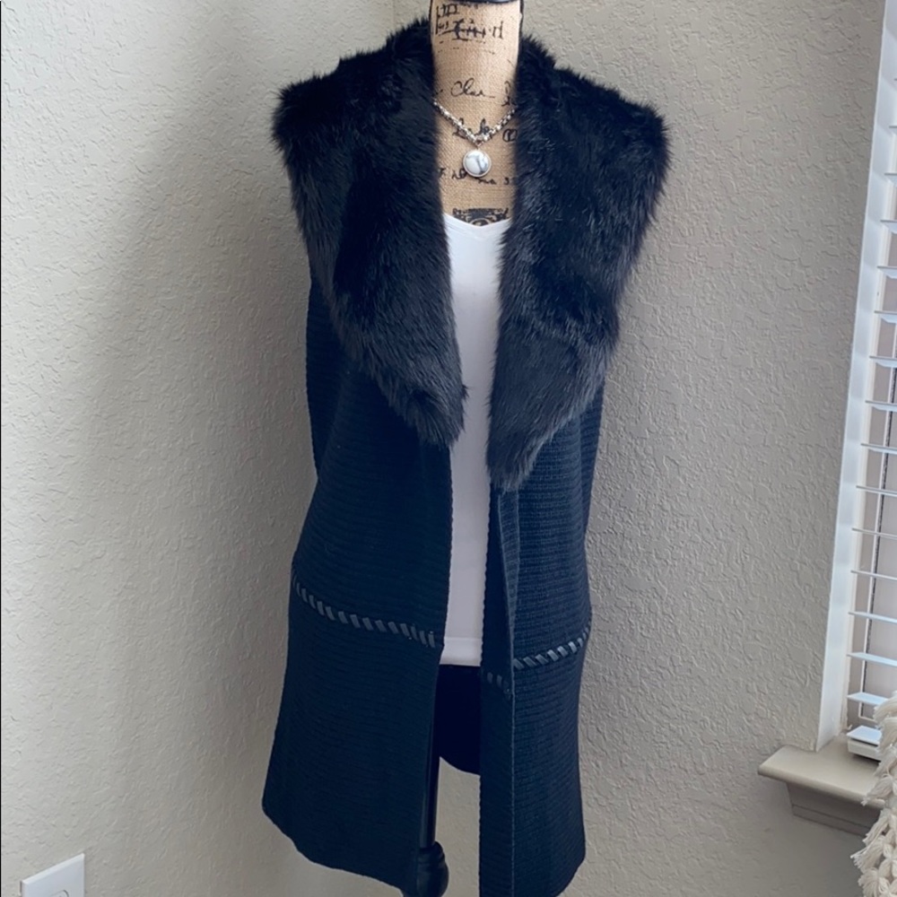 Long sleeveless sweater with removable fur collar